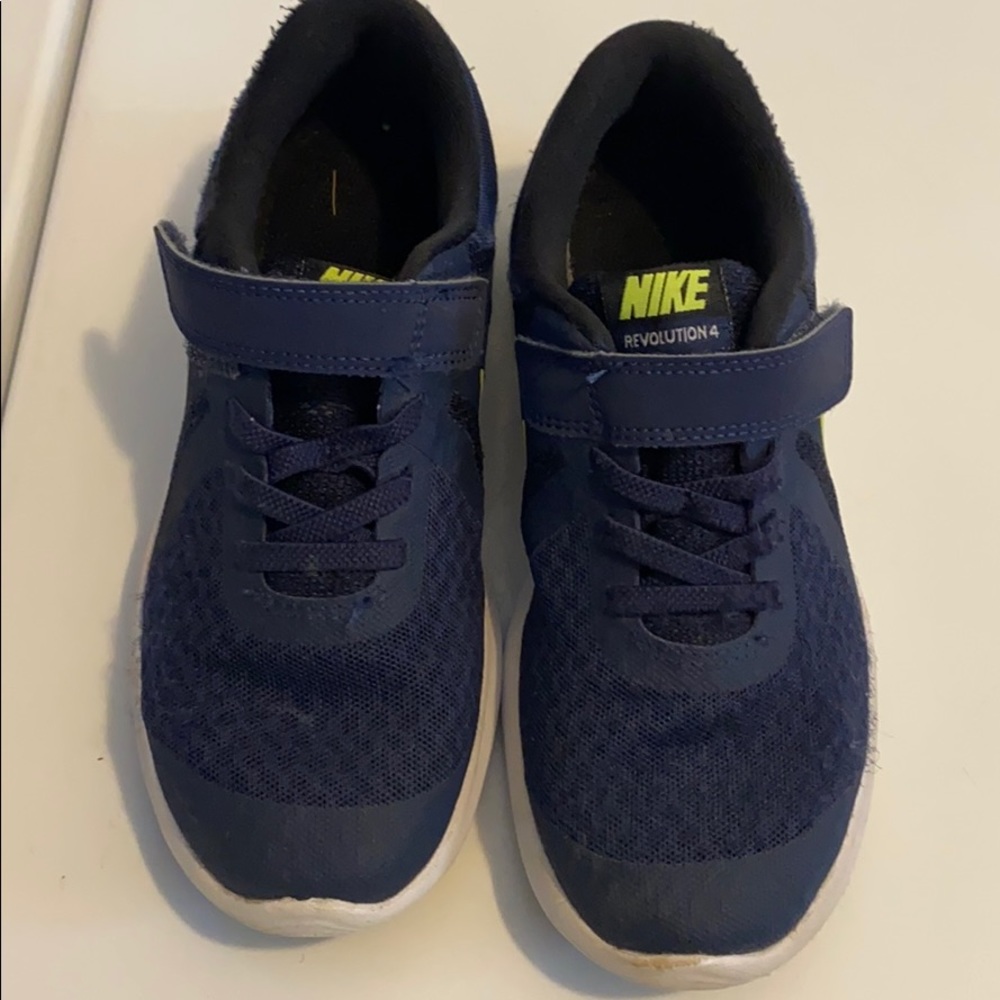 Navy blue Nike boys sneakers